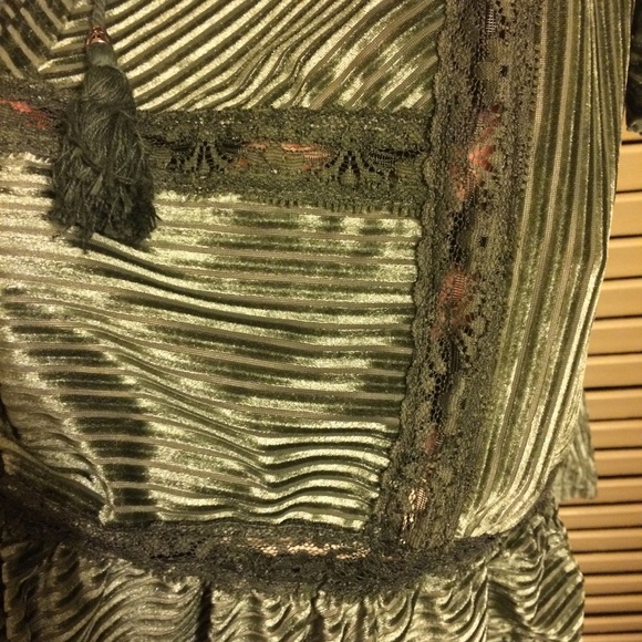 POL- Olive Green Lace Detail Top, V-Neck. NWOT! - Picture 10 of 14